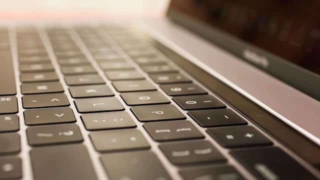 Immagine di Come trovare la cartella Home in MacOS e aggiungerla al Finder | macbook-pro-15 pollici-2017-touchbar-0328129-min