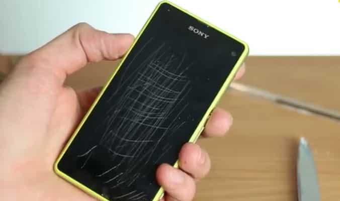 Immagine di soluzioni semplici con risultati efficaci per rimuovere i graffi dallo schermo del telefono 9e73440a734e7a8