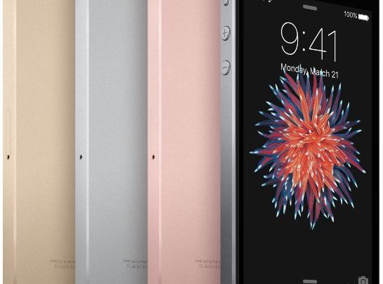 Ein Bild von Apple, das im Rahmen der Apple-Konferenzveranstaltungen das neue iPhone SE offiziell am Hauptsitz des Unternehmens vorstellt iphone-SE
