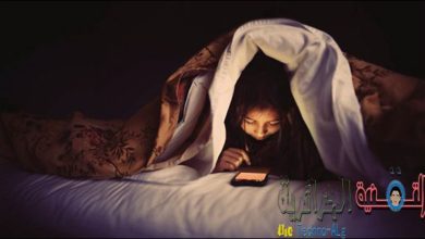 Oto najlepsze aplikacje na Androida, które pomogą Ci zmniejszyć zmęczenie oczu w nocy | sleep_phone_bed_3441835b