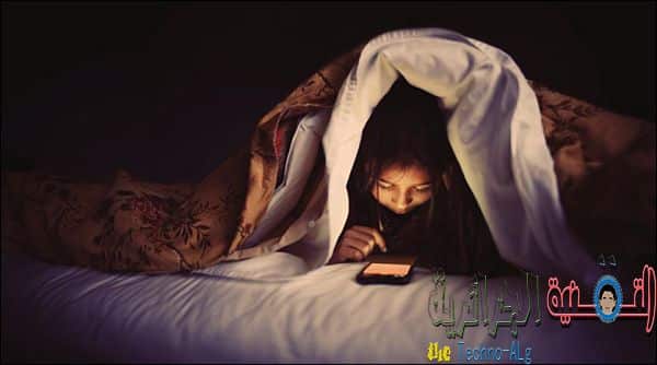 Hier sind die besten Android-Apps, die Ihnen helfen, die Belastung Ihrer Augen nachts zu reduzieren sleep_phone_bed_3441835b
