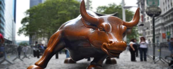 Immagine di Come investire in borsa utilizzando la piattaforma eToro | toro in carica