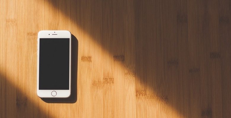 Obraz pokazujący, jak naprawić czarny ekran śmierci na iPhonie | iphone-black-screen-hardwood-floor