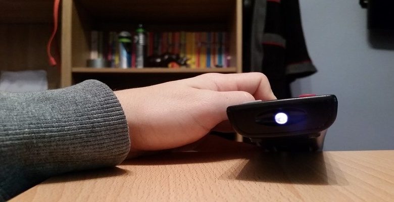 Immagine di Come utilizzare la fotocamera dello smartphone per testare le batterie del telecomando | testare-le-batterie-del-telecomando-con-uno-smartphone-in-funzione
