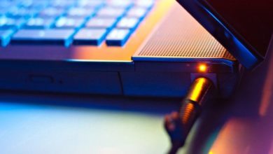 Obrazek Czy warto zostawiać baterię laptopa cały czas w ładowarce? | laptop-battery-charging-featured