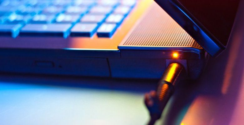 Immagine di Dovresti lasciare sempre i laptop collegati al caricabatterie? | funzionalità di ricarica della batteria del laptop