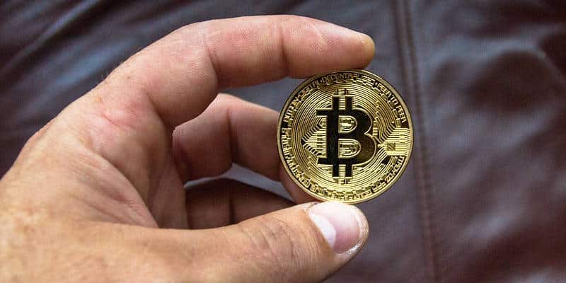 Immagine di un confronto tra mining e trading di criptovalute: quale opzione è migliore per te? | mining-vs-trading-00-in-primo-piano