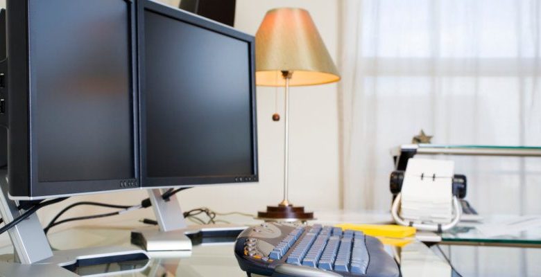 صورة لـ كيفية استخدام شاشات متعددة على جهاز Windows 10 | multiple-monitors-windows-featured