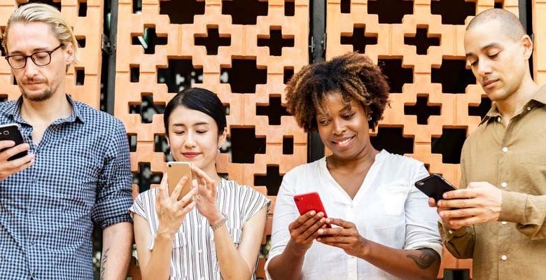 Obraz przydatnych aplikacji do pomiaru czasu spędzanego przed ekranem, które pomagają w walce z uzależnieniem od technologii | fight-tech-addiction-overuse-apps-hero