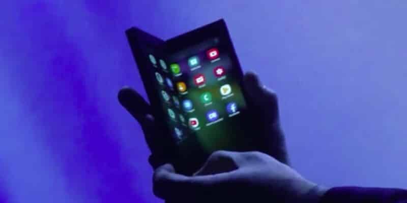 Μια εικόνα της Samsung που προσφέρει μια προεπισκόπηση του αναδιπλούμενου τηλεφώνου της, χωρίς ημερομηνία κυκλοφορίας news-samsung-foldable-phone-featured