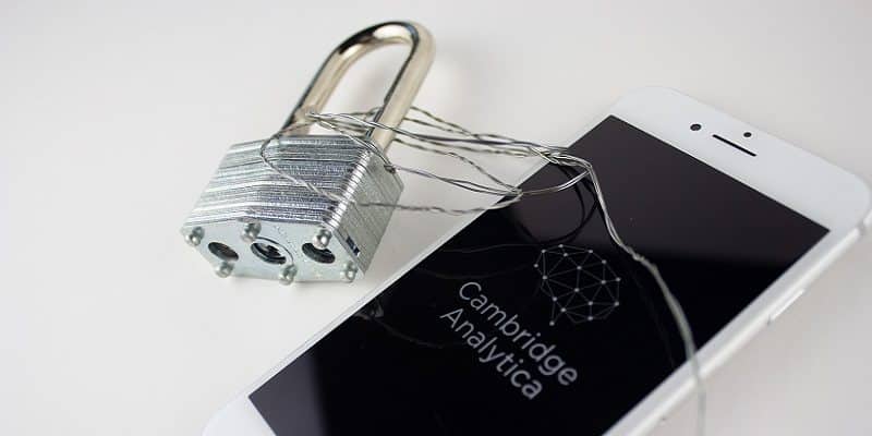 Bild: Wie man Phishing-Angriffe auf Mobiltelefone bekämpft | Cell-Phone-Phishing-Featured-Attr-bookcatalog-41237921592-e1545580802320