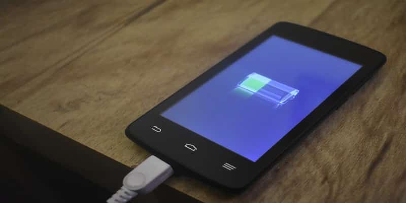 Immagine di Strategie per preservare la durata della batteria del cellulare durante il viaggio | Dotato di batteria