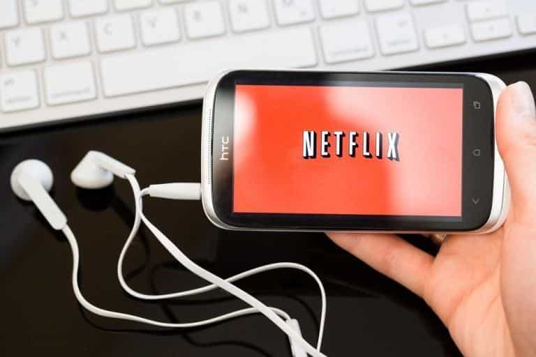 Afbeelding van Hoe u de vervolgkijklijst op Netflix kunt verwijderen | netflix-mobiel-apparaat-htc-smartphone-768x512