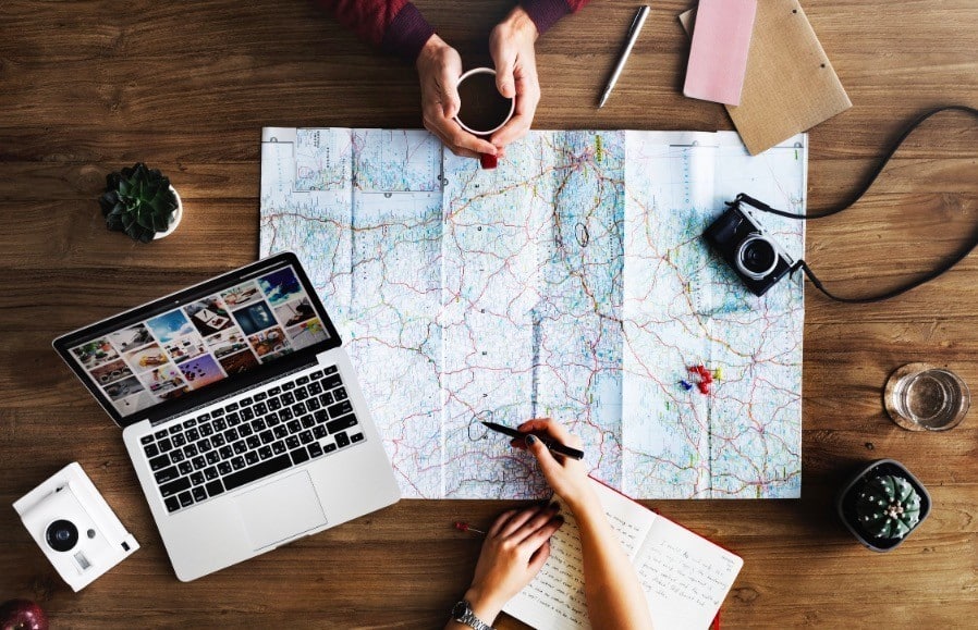 Obraz najlepszych aplikacji do zarządzania podróżami i planowania podróży na systemy Android i iOS | best-travel-management-apps-feature