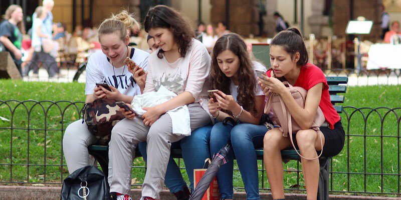 Foto von Facebook, das Jugendliche dafür bezahlt, eine App zu installieren, die sie ausspioniert | News-Facebook-Teenager-Featured