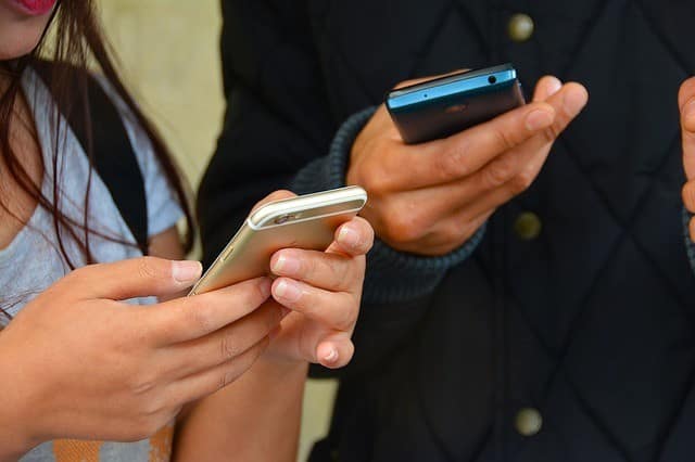 최고의 익명 채팅 앱 이미지: 신원을 밝히지 않고 낯선 사람과 소통하는 가장 좋은 방법 | texting-1490691_640
