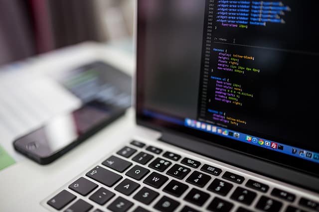 Imagen de las mejores aplicaciones de código abierto para la edición HTML WYSIWYG | código-2620118_640-DzTechs