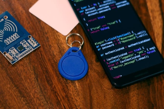 Obraz pokazujący, jak programować tagi NFC – przewodnik krok po kroku z przykładem samouczka | feature-image-min-DzTechs