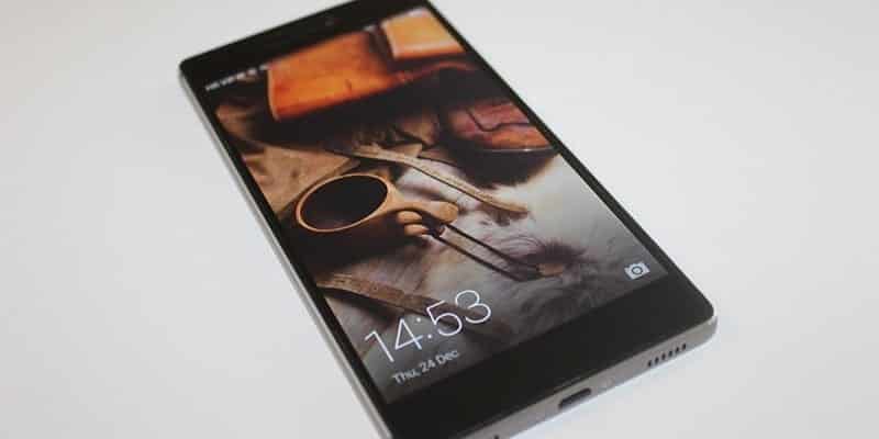 Un'immagine di Huawei che offre un servizio di rimborso se i suoi telefoni perdono il supporto delle app Google e Facebook notizie-huawei-rimborso-in primo piano-min-DzTechs