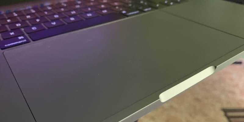 Imagen de cómo reparar el panel táctil que no funciona en MacBook | arreglar-trackpad-macbook-con-800x400-min-DzTechs
