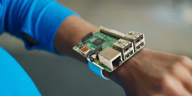 Photo d'utilisations et de projets sympas pour Raspberry Pi à essayer vous-même | framboise-pi-portable-670x335-min-DzTechs