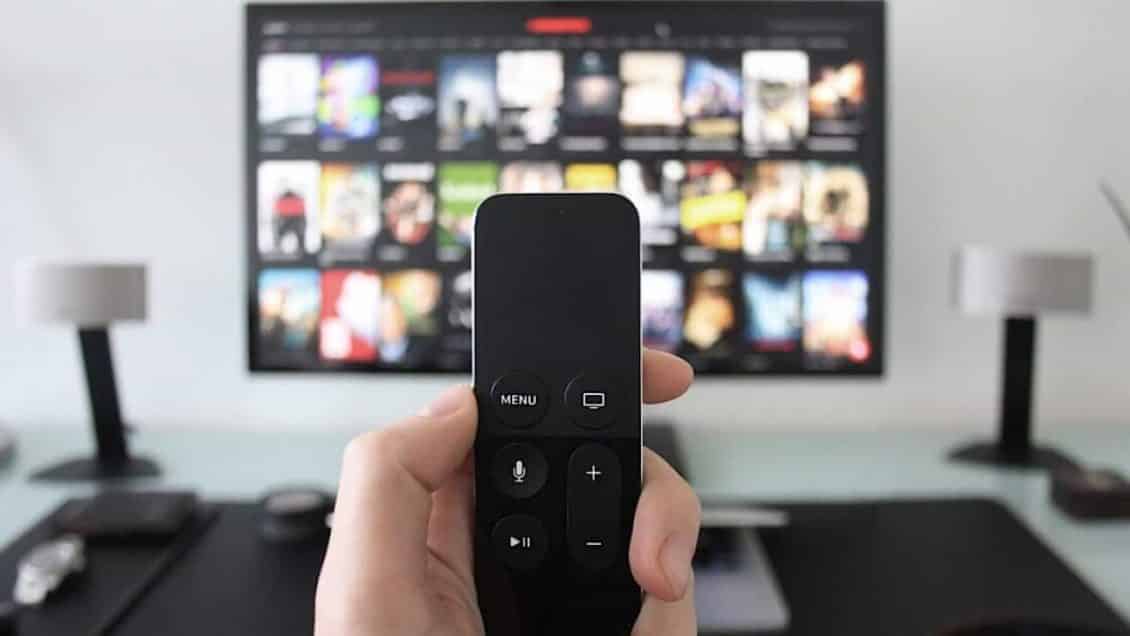 Imagem de uma coleção de dicas e truques do Roku para facilitar sua vida | stop-roku-smart-tv-tracking-featured-1280x720-min-DzTechs