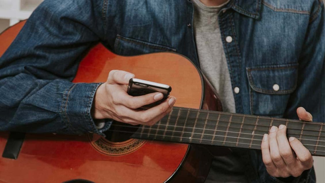 Android ve iOS cihazlar için en iyi gitar öğrenme uygulamalarının resmi | en iyi-gitar-uygulamaları-min-DzTechs