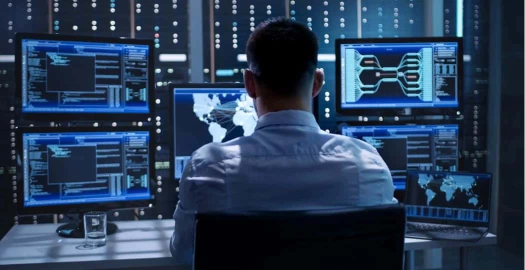 在 Windows 中以管理員權限執行任何程式的方法圖片 | 系統安全專家在系統控制中心房間工作,圖片編號為 808157766,min-DzTechs