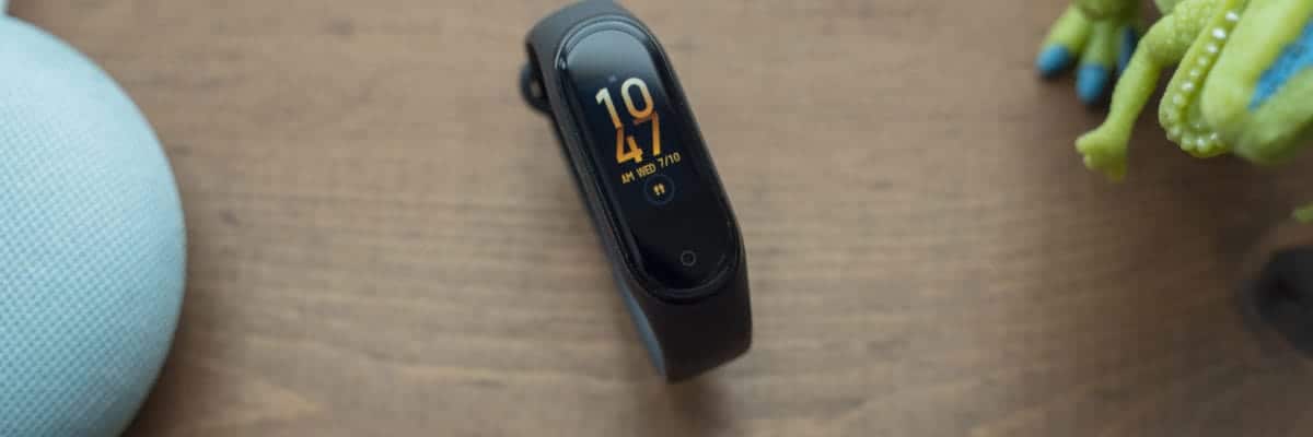 Foto della recensione di Mi Smart Band 4: la migliore fascia fitness per un budget medio? | xiaomi-mi-band-4-recensione-watch-face-clock-google-home-mini-1-1200x400-min-DzTechs