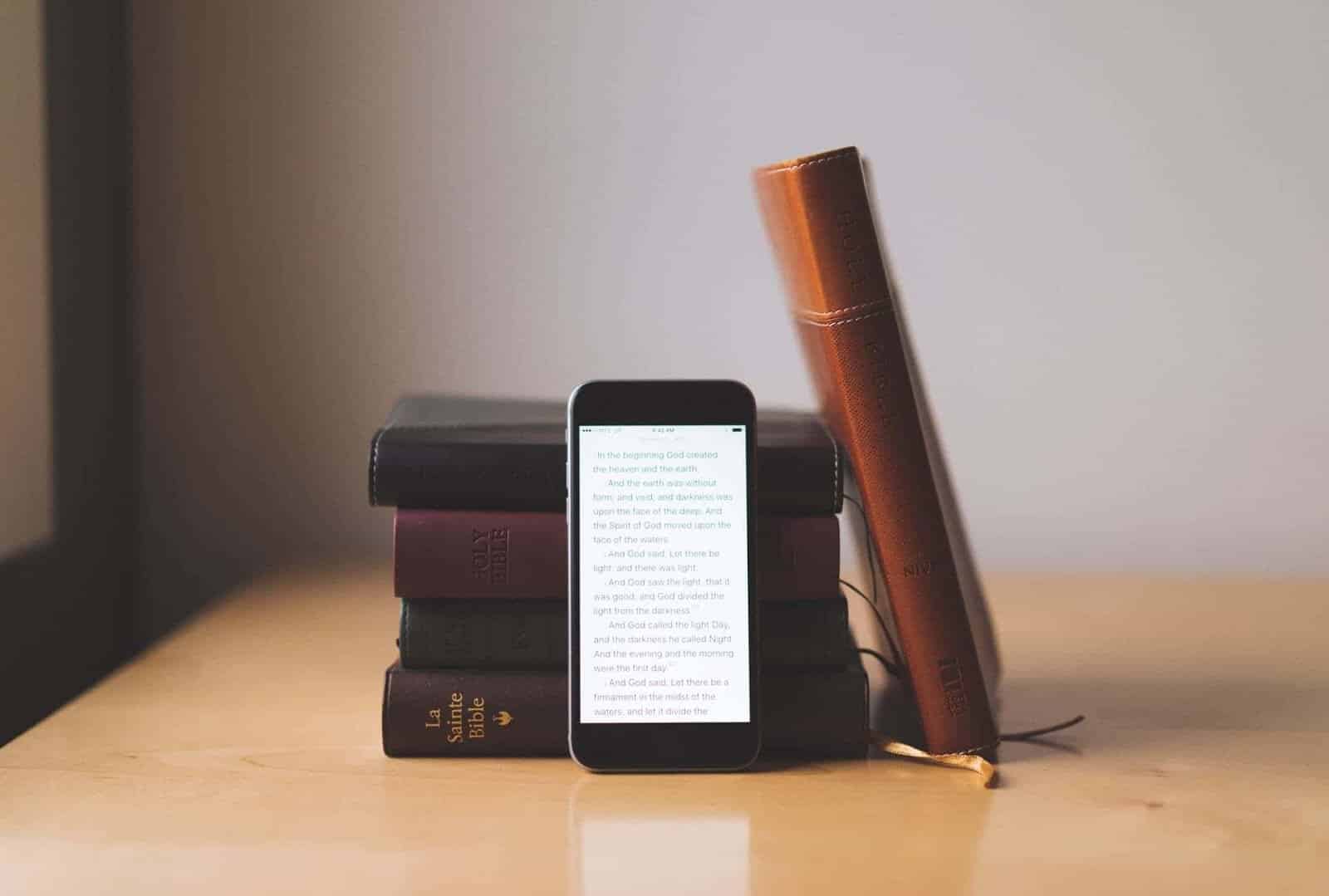 Obrazek: Czym jest czytanie społecznościowe? Najlepsze aplikacje do czytania społecznościowego | Bible-Hero-1-min-DzTechs