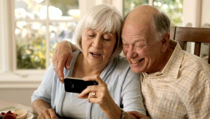 Imagen de las mejores aplicaciones de lanzamiento sencillas para Android para facilitar su uso a las personas mayores | LanzadorFeat-min-DzTechs
