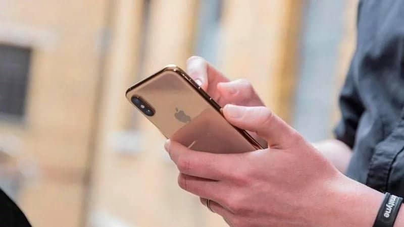 Ilustracja przedstawiająca, jak luka w zabezpieczeniach iPhone’a umożliwiła stronom internetowym włamanie się do urządzeń z systemem iOS | iphone_security_tips_beat_hackers_thumb800-min-DzTechs