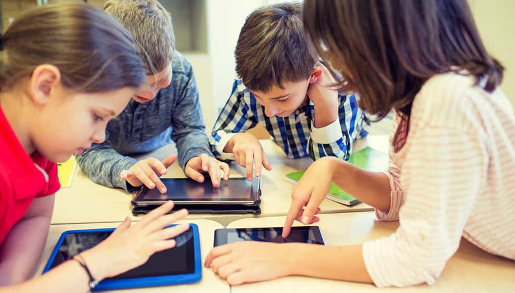 Obraz najlepszych edukacyjnych gier na smartfony, w które dzieci będą chętnie grać | kids-play-onlinegame1-min-DzTechs