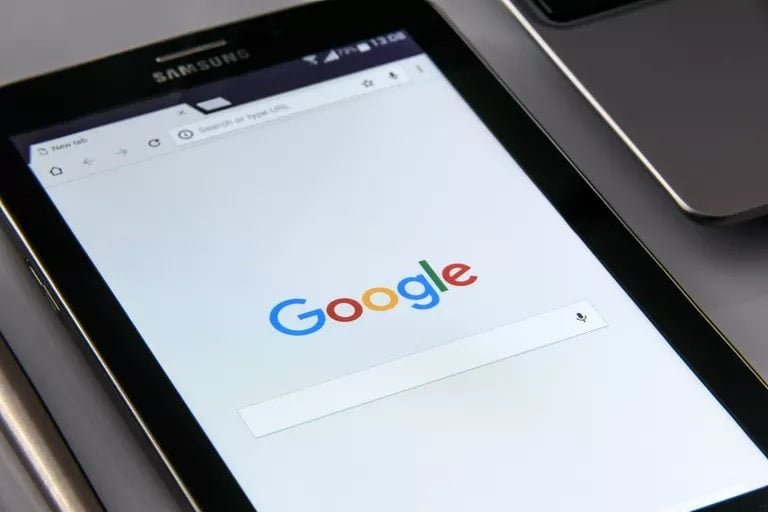 如何從我的歷史記錄中刪除先前的 Google 搜尋?圖片 | google-on-your-smartphone-1796337_1920-5baa70a246e0fb0025f3ad98-min-DzTechs