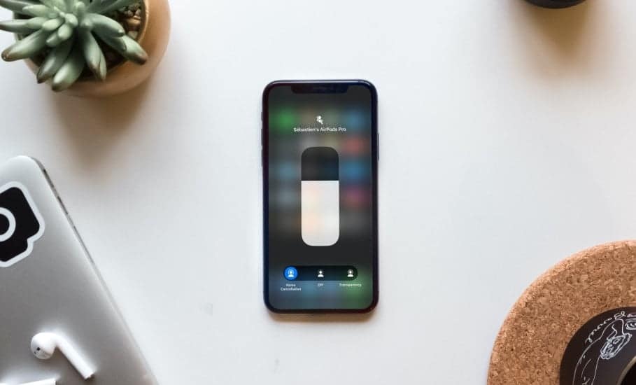 Obrazek: Jak przełączyć się w tryb przezroczystości w AirPods Pro bez naciskania przycisków? | AirPods-Pro-Noise-Controls-Control-Center-min-DzTechs
