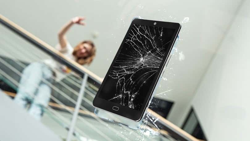 如何使用螢幕損壞的手機(Android 或 iOS)並恢復資料的圖片 | androidpit_broken_fallen_smartphone_cracked_w810h462-kFv3cFfs-DzTechs