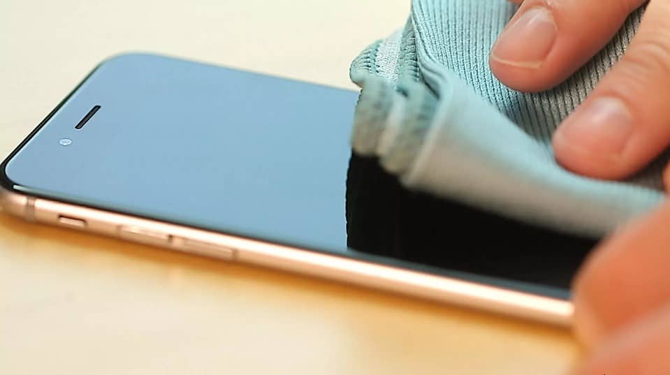 Immagine di Come pulire in sicurezza il touch screen di un tablet o telefono | clean-tablet-touchscre44en-min-DzTechs
