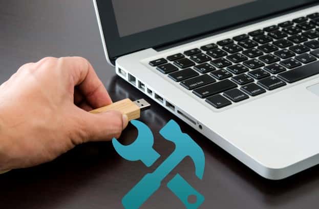 USB 포트가 작동하지 않는 이미지가 있나요? 진단 및 해결 방법 | hand_inserting_usb_flash_drive_into_laptop_7188_739-Ew1LkFfs-DzTechs