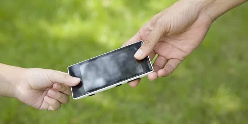 Obrazek Jak bezpiecznie pożyczyć telefon osobie, której nie ufasz | 1350388130800815461-vCg3iKfs-DzTechs