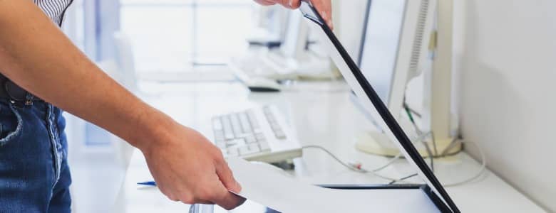 Afbeelding van De beste manieren om documenten en documenten af te drukken als u buitenshuis bent | met behulp van_scanner_in_office_picture_id820926684-DzYmEFfs-DzTechs