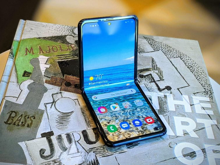 Foto del telefono pieghevole Galaxy Z Flip: fatti importanti da sapere | 1581478555_Lo_schermo_di_vetro_pieghevole_del_Galaxy_Z_Flip_already-lmVDlMfs-DzTechs