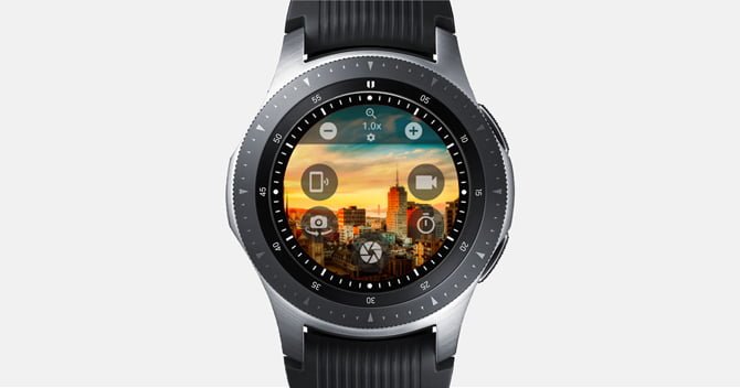 Galaxy Watch 的螢幕截圖,顯示了高樓大廈和遊戲