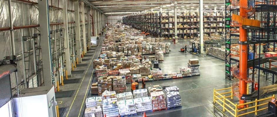 Immagine dei migliori siti Web per trovare negozi quando stanno liquidando le azioni e chiudendo le vendite | distribution_center_1136510_1280_e1514236403662-ewPmuIfs-DzTechs