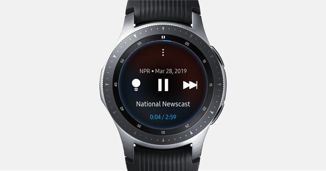 Galaxy Watch 的螢幕截圖,顯示了播放器的 NPR 介面、暫停按鈕和一般資訊。