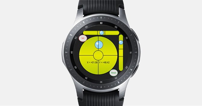 Galaxy Watch 與 Spirit Level Pro 的螢幕截圖顯示,Spirit 氣泡靠近中心點。