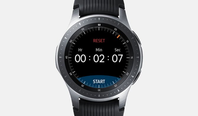 Galaxy Watch 計時器應用的螢幕截圖顯示計時器正在運行,目前時間為 2 分鐘。