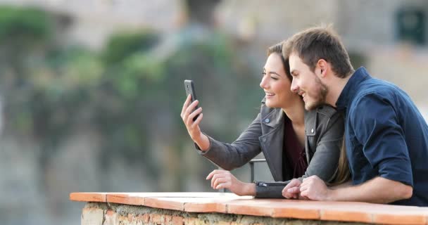 Android için en iyi grup görüntülü görüşme uygulamalarının resmi | mevduatphotos_230871614-stok-video-mutlu-çift-görüntülü-görüşme yapan-DzTechs