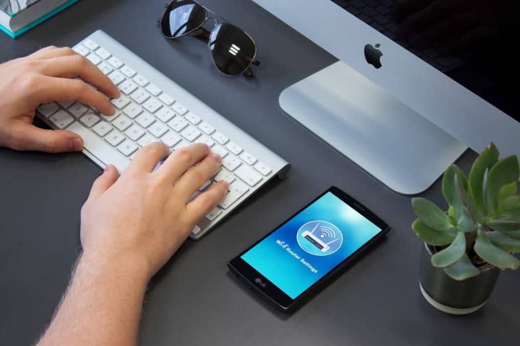 Immagine di Come utilizzare il telefono Android come router wireless | LG_mobile_on_desktop-Gc8KzTfs-DzTechs