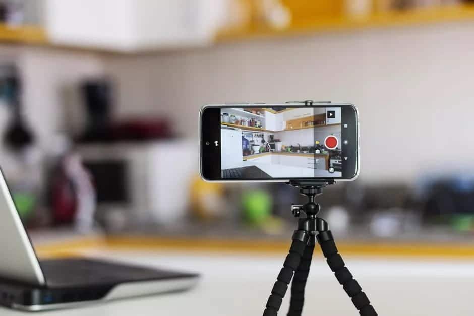 如何將 iPhone 用作網路攝影機的圖片：以下是逐步指南 | gettyimages_1165718592-YOwDPRfs-DzTechs