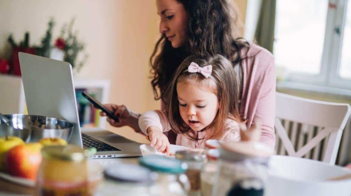 Obraz najlepszych aplikacji, które pomagają zapracowanym mamom zarządzać obowiązkami domowymi | iStock-1090218834-mom-home-org-DzTechs